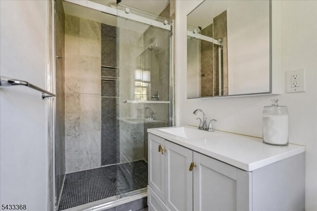 Building Photo - 32 Brantwood Pl