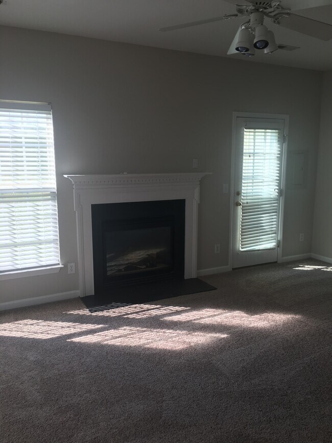 Building Photo - Greer, 2bd/2.1ba, 1484SF