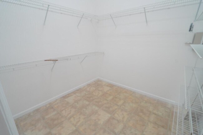 Building Photo - 1908 Wagon Wheel Cir W