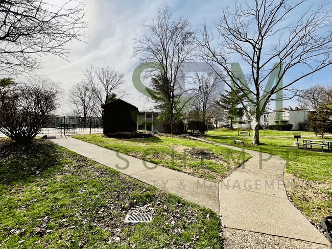 Building Photo - Remodeled one bedroom condo off Gardiner Lane with pool access