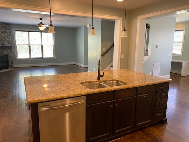 Building Photo - 1352 Legendary Ln