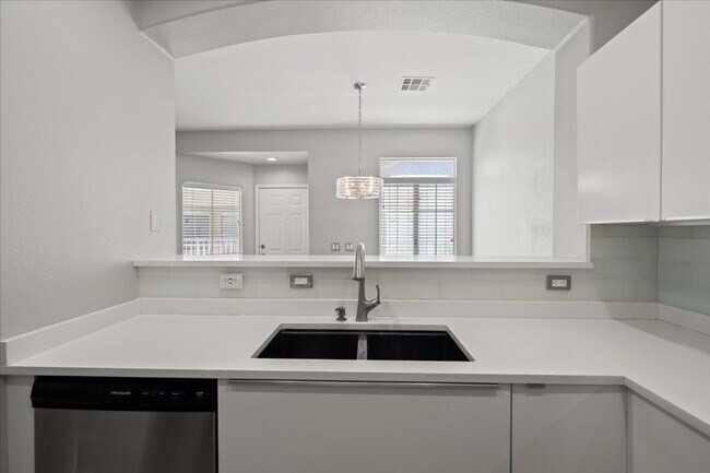 Building Photo - Contemporary 3 Bedroom Townhouse in Gated Community