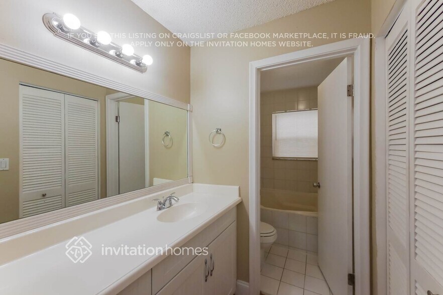 Building Photo - 9900 SW 59th Ct