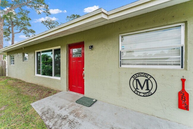 Building Photo - 5854 SE Orange Blossom Trail