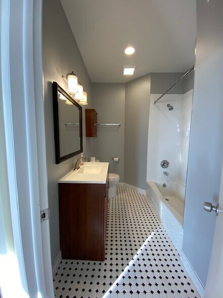 Building Photo - 1461 W Fullerton Ave