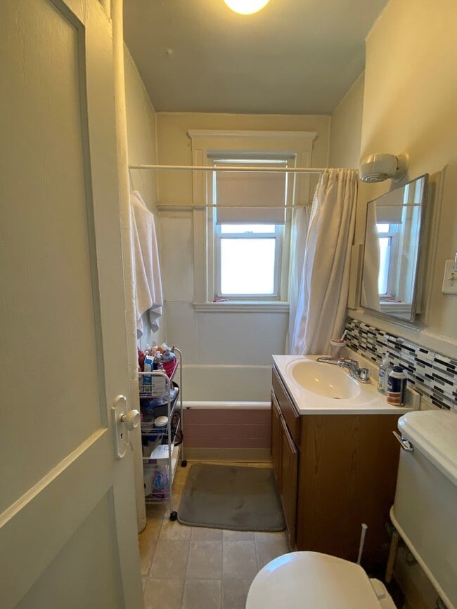 Building Photo - Nicely renovated 1 bed in a prime location in Allston!