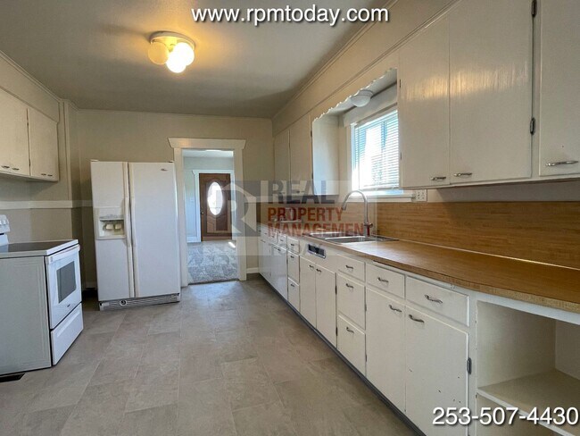 Building Photo - Fantastic Vintage Style 4 Bedroom Home in ...