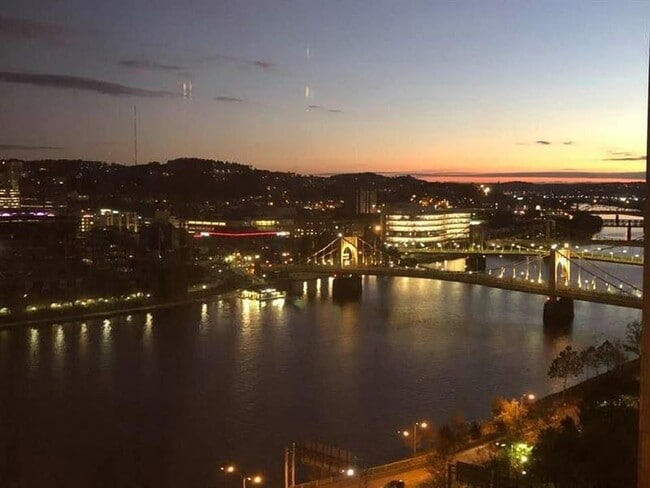 Building Photo - 320 Fort Duquesne Blvd