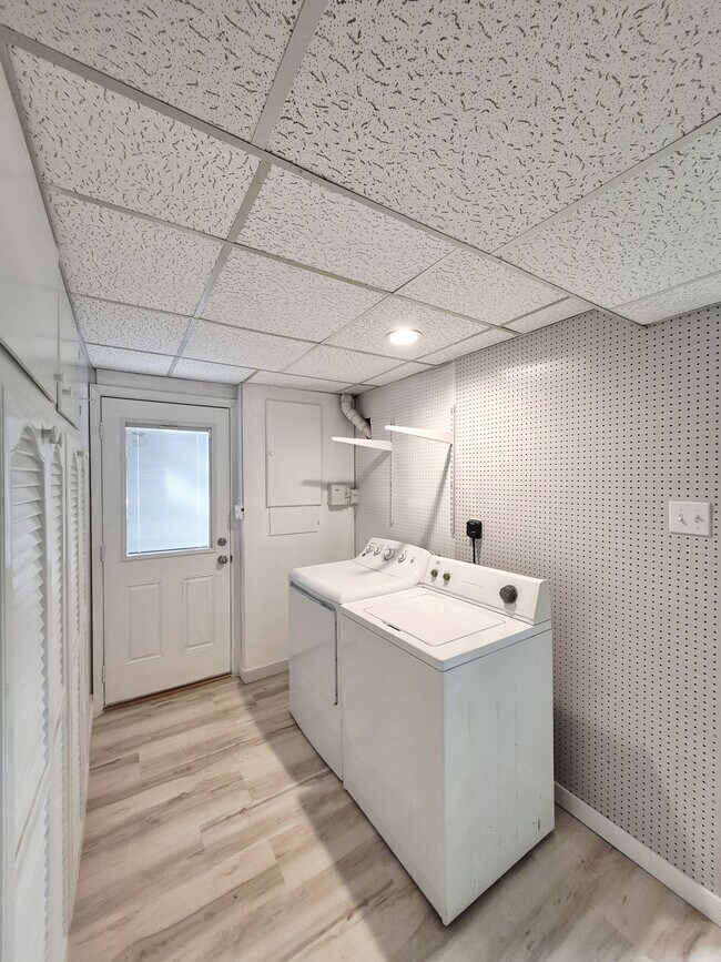 Building Photo - 2402 Fon Du Lac Rd