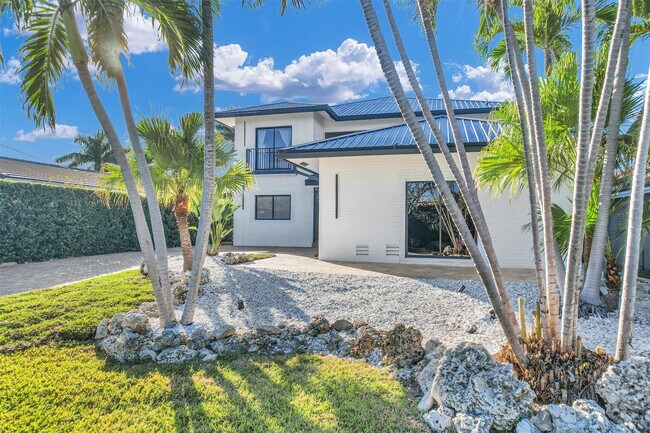 Building Photo - 319 S Riverside Dr