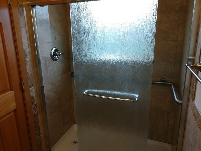 bathroom - 9727 SE 33rd Ave