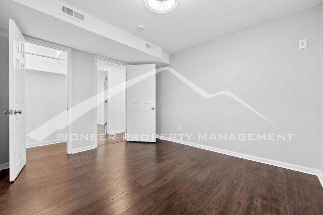 Building Photo - Gorgeous Home with Washer/Dryer and Fenced Yard