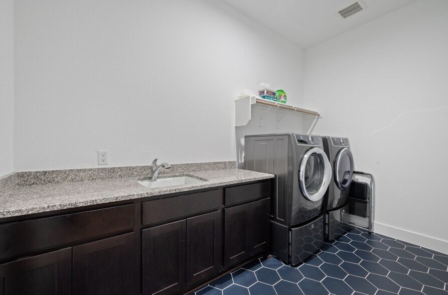 Building Photo - 616 Hallwood Dr