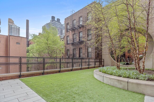 Building Photo - 200 E 95th St