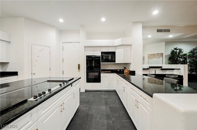 Building Photo - 2231 S Tioga Way