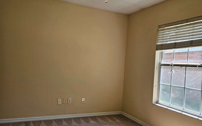 Building Photo - 885 SW Jaguar Dr