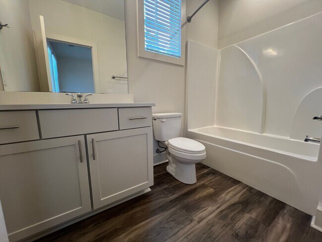 Building Photo - 547 N Ross St