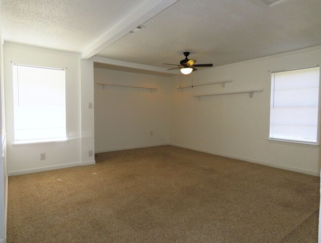 Building Photo - Quaint 3 Bedroom, 1 Bathroom Home in Whitehouse, w/ Shed for Storage