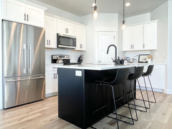 Building Photo - Modern Townhome at North Pointe Village!