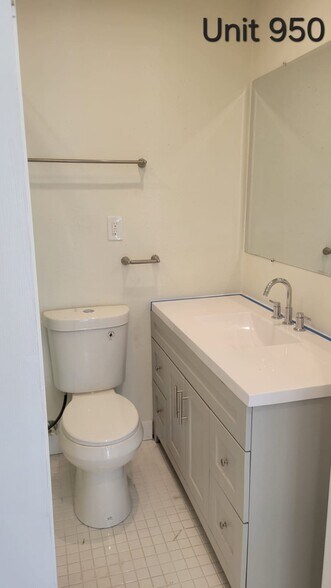 Building Photo - 950 N Kingsley Dr