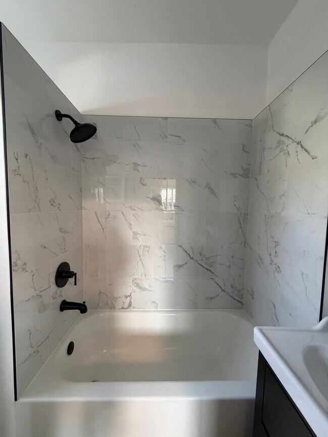 Building Photo - Fully Furnished Sloan's Lake 2 bedroom home