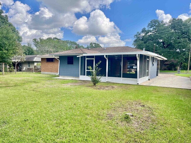 Building Photo - 545 Highland Park Dr