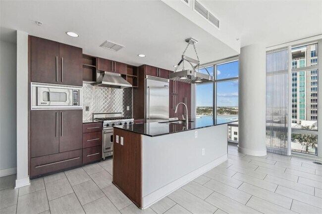 Building Photo - 1208 E Kennedy Blvd