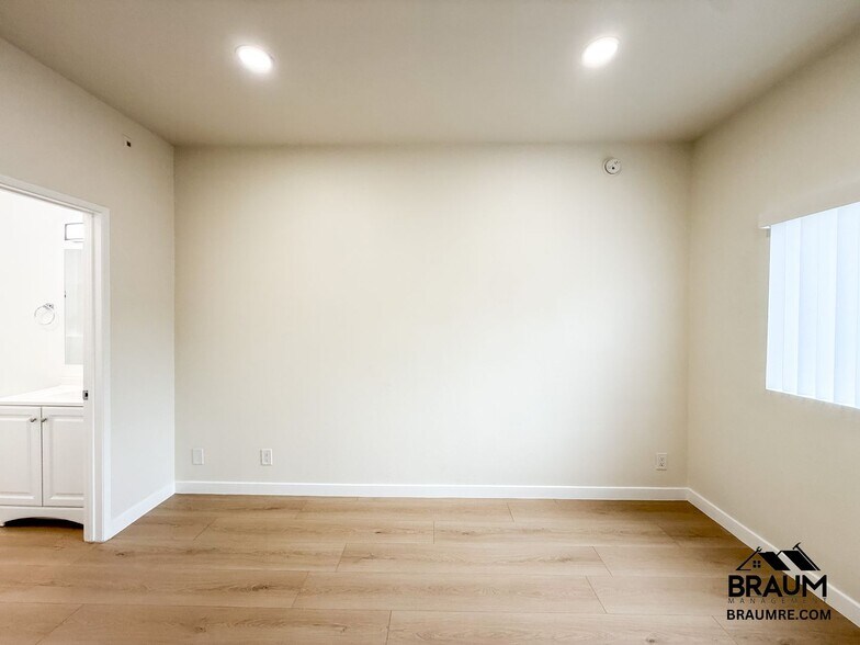 Building Photo - 11459 Collins St