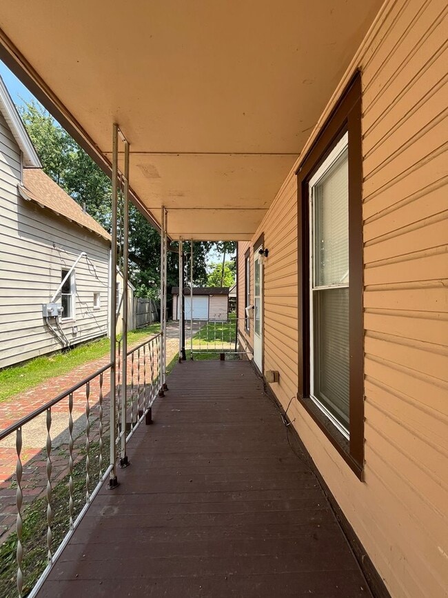 Building Photo - Madison/W.95th neighborhood : 3 bedroom/1 bath single family house available NOW.