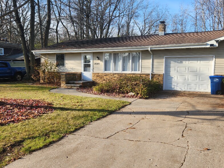 Building Photo - 2545 Southwood Dr