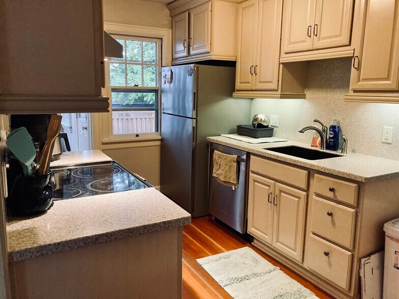 Kitchen - 915 John Adams St