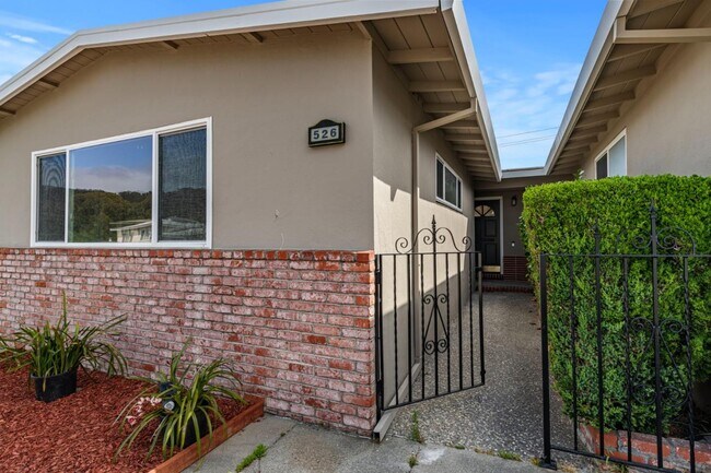 Building Photo - 526 Redwood Ave