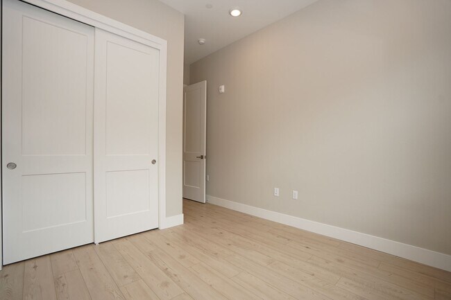 Building Photo - New Construction End Unit Luxury Townhome in Central Sunnyvale Location!