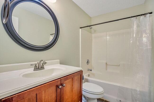 Building Photo - Spacious 3 Bedroom home