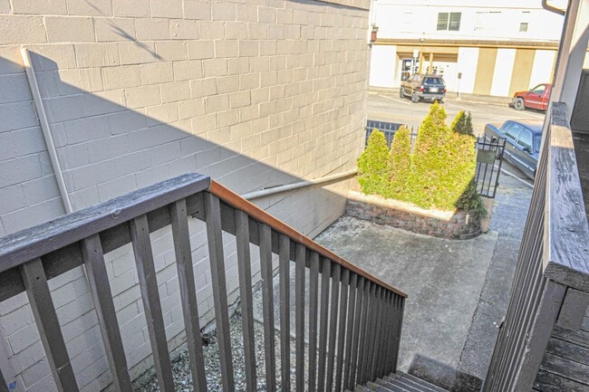 Building Photo - 121 N Wasson St