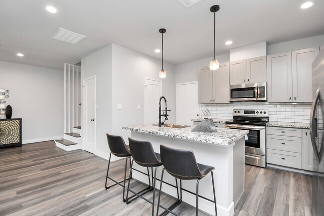 Building Photo - 3814 Lakewood Dr