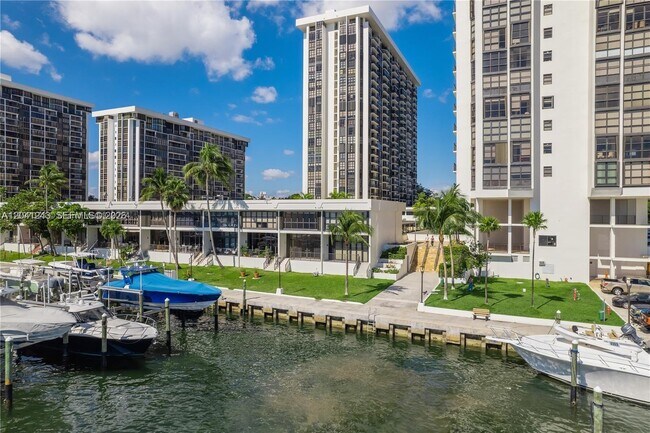 Building Photo - 1865 Brickell Ave