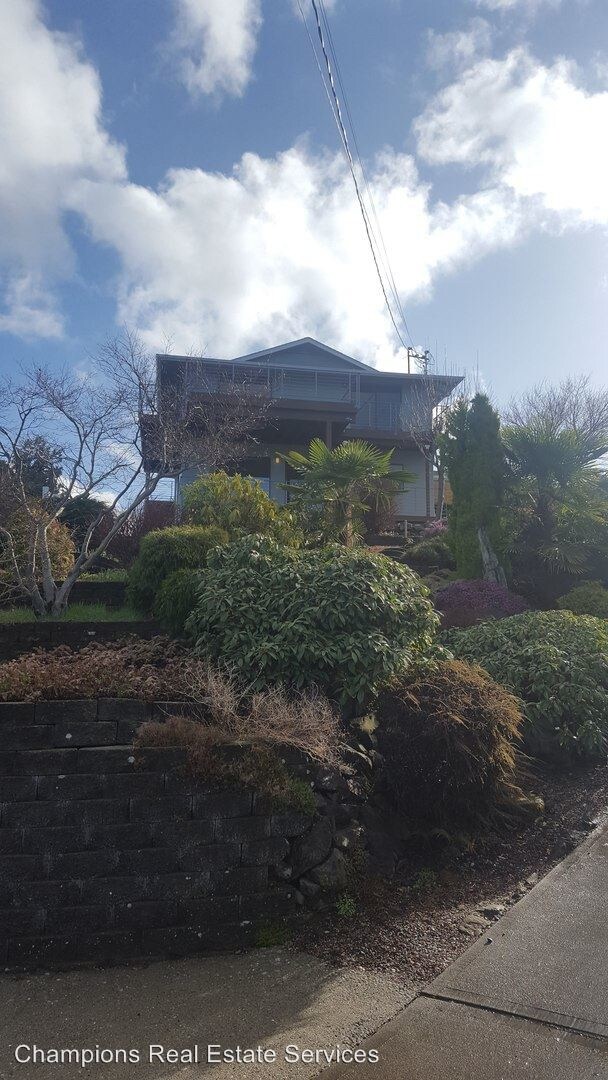 5 br, 2.5 bath House 5015 Alki Drive 5015 Alki Dr Everett WA 98203