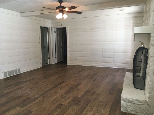Building Photo - Showings may begin 7/1/26. Spacious Germantown home! Walking distance to Farmington Elementary. S...