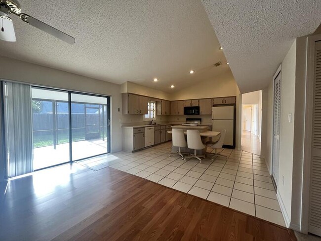 Building Photo - 10448 Water Hyacinth Dr