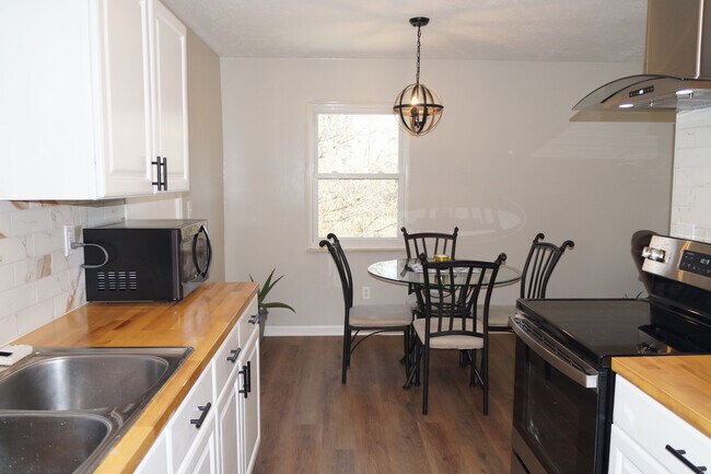 Building Photo - 6343 Cadbury Dr NW