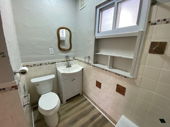 Building Photo - 40 Larchmont Rd