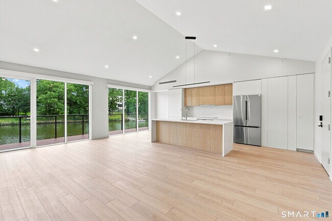 Building Photo - 253 Riverside Ave