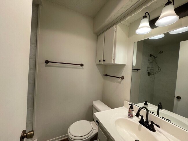 Building Photo - Beautifully Maintained Single-Level Home