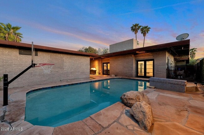 Building Photo - 902 W Verde Ln