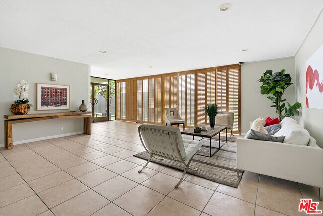 Building Photo - 419 N Oakhurst Dr