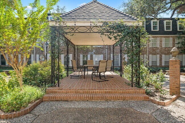 Building Photo - 357 N Post Oak Ln