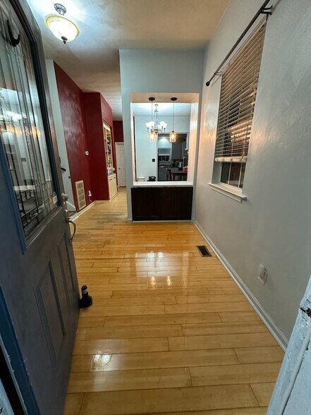 Building Photo - 316 W 31st St