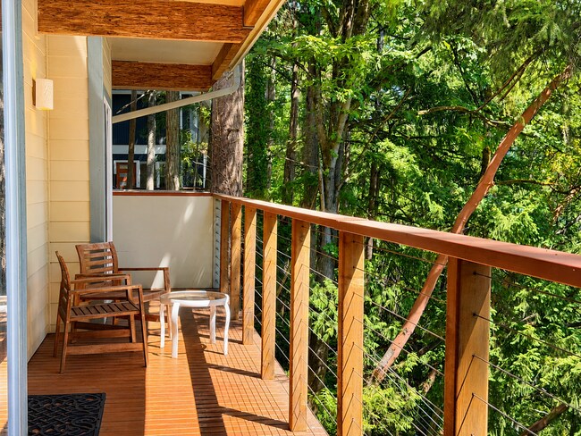Building Photo - Elevated 2-Bedroom Home with Lake Sammamish Views
