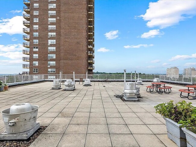 Building Photo - 125-10 Queens Blvd